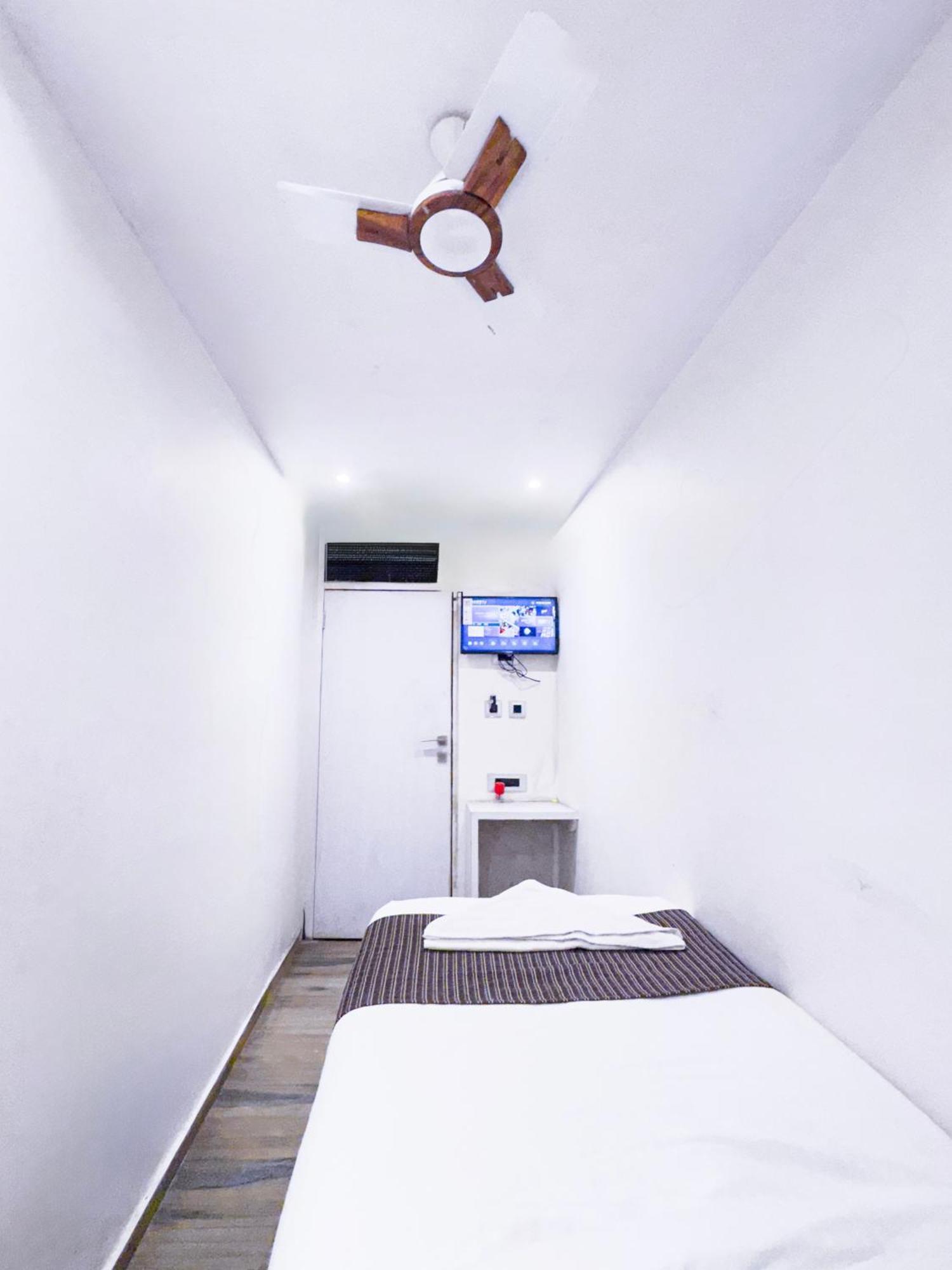 Hotel Winton Мумбай Екстериор снимка