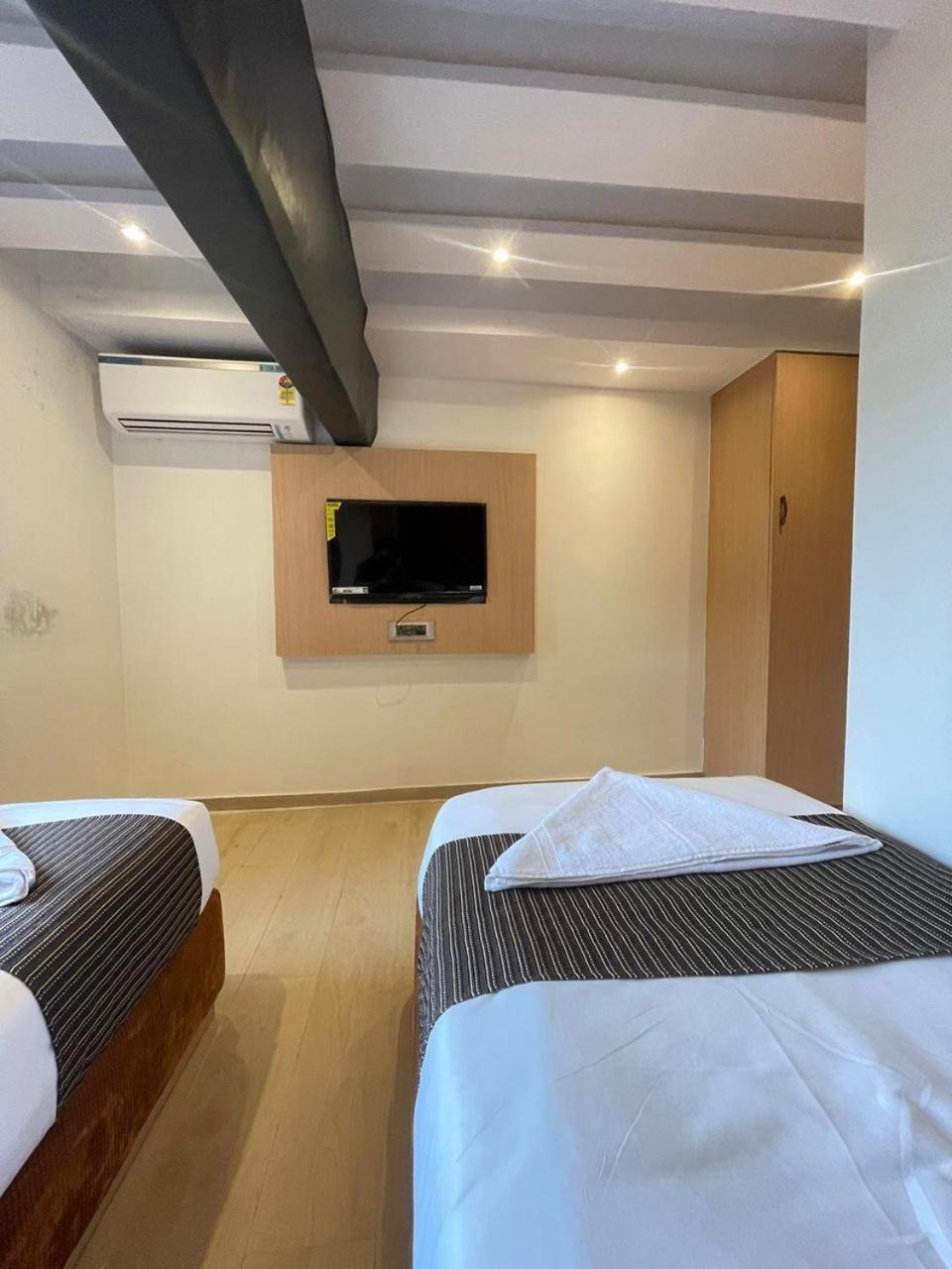 Hotel Winton Мумбай Екстериор снимка