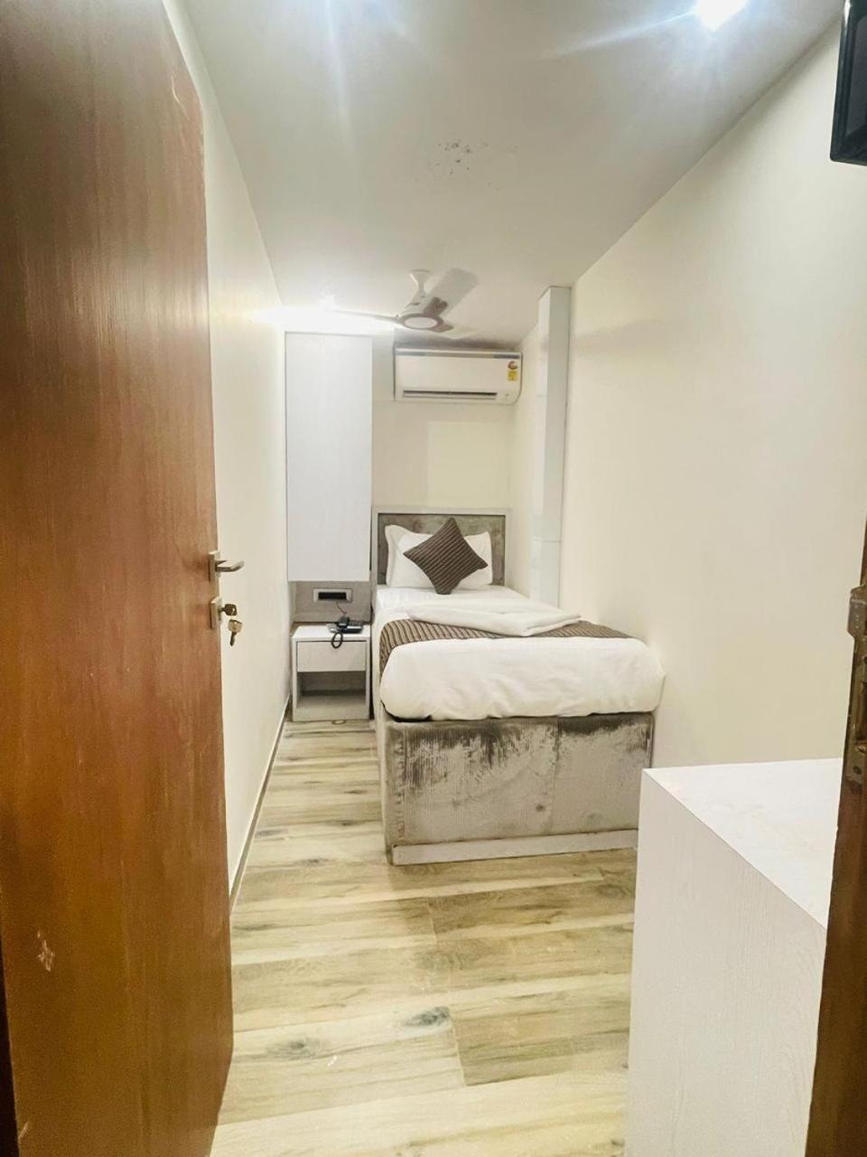 Hotel Winton Мумбай Екстериор снимка