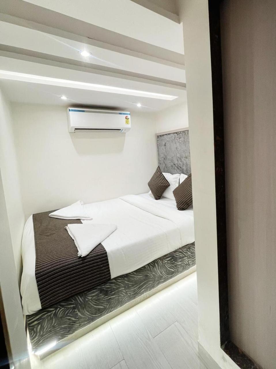 Hotel Winton Мумбай Екстериор снимка