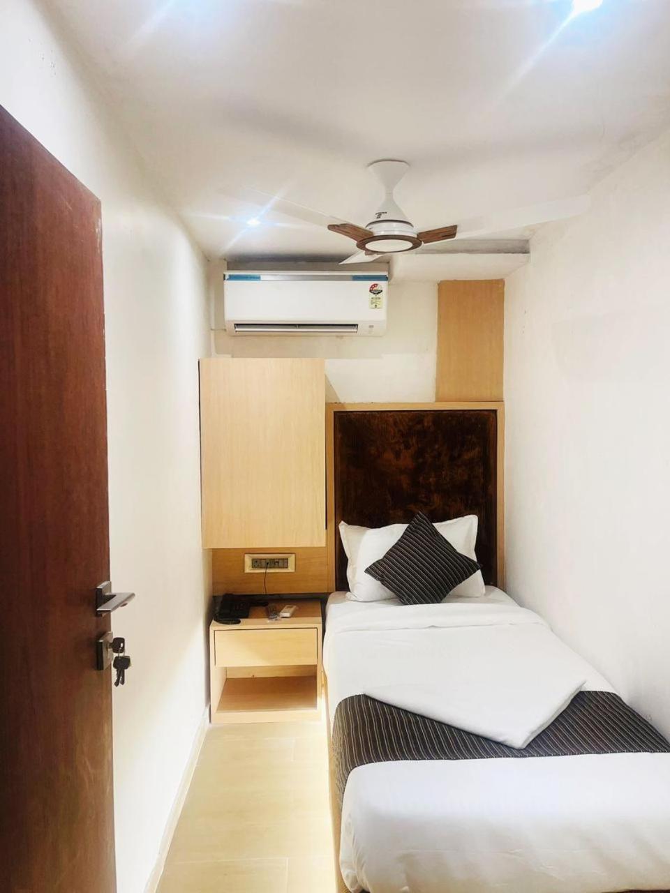 Hotel Winton Мумбай Екстериор снимка