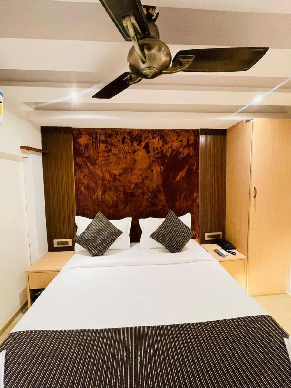 Hotel Winton Мумбай Екстериор снимка